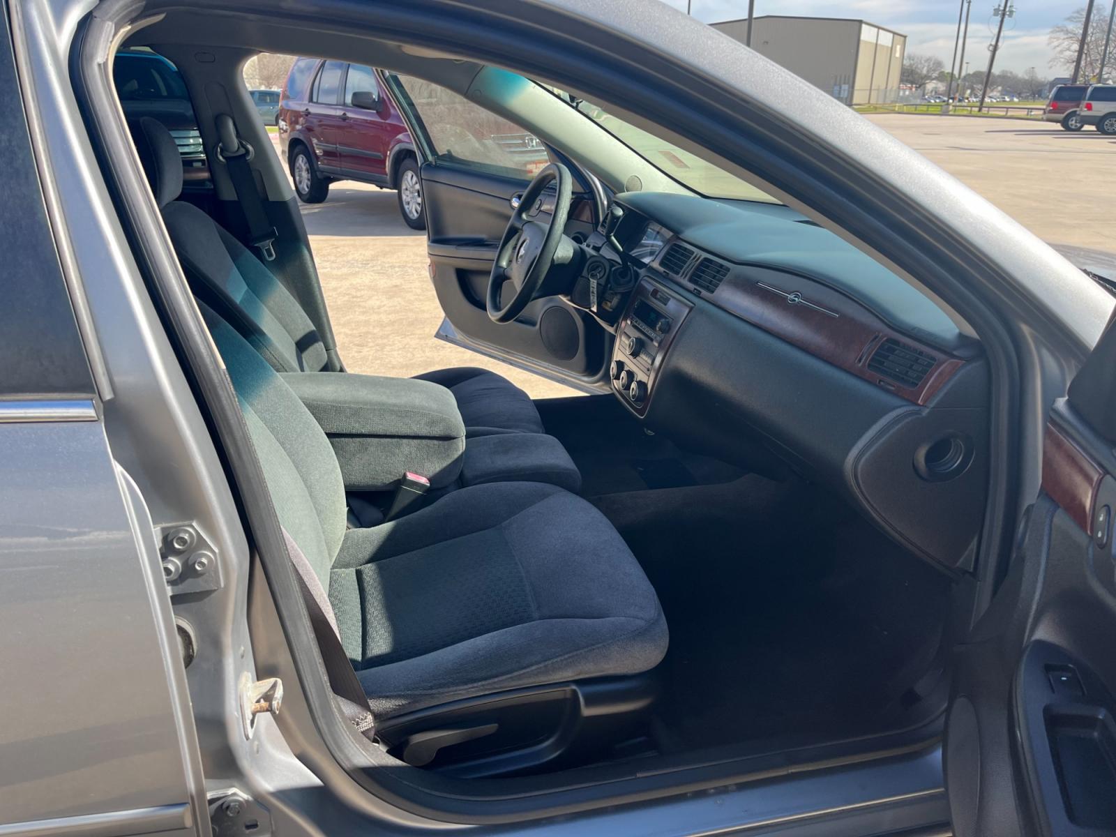 2007 GRAY /black Chevrolet Impala LS (2G1WB55KX79) with an 3.5L V6 OHV 16V FFV engine, 4-Speed Automatic Overdrive transmission, located at 14700 Tomball Parkway 249, Houston, TX, 77086, (281) 444-2200, 29.928619, -95.504074 - Photo #11